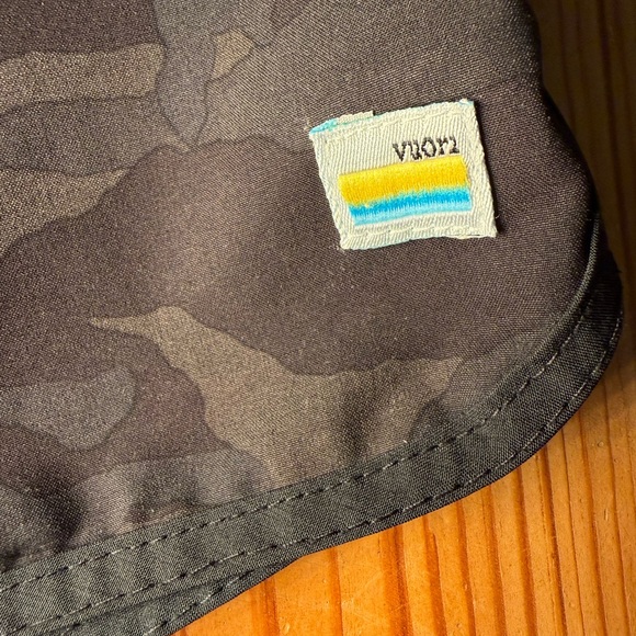 Vuori Short Men’s Large Camo Drawstring Pocket Logo Run Gym Hype Core - Picture 3 of 10